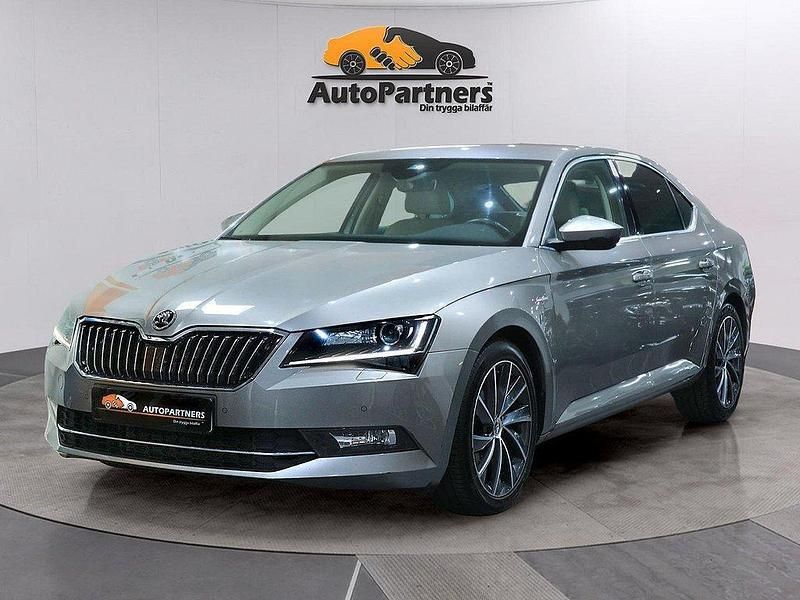 Ljusbrun (brun) Begagnad 2016 Skoda Superb LAURIN & KLEMENT Halvkombi | 168 900 kr (Marknadspris) - Bild 1/4