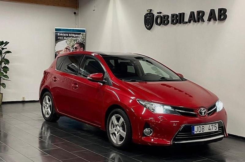 Begagnad Toyota Auris Executive 132 HK (97 kW) 2013 Röd Halvkombi