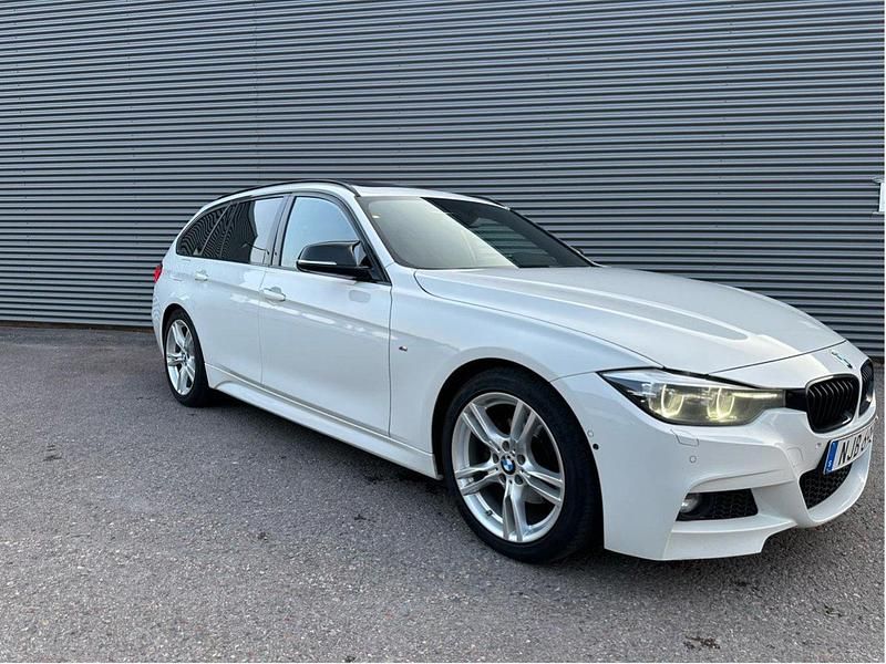 Vit Begagnad 2018 BMW 320 M Sport Kombi | 195 500 kr (Lite dyr) - Bild 1/4