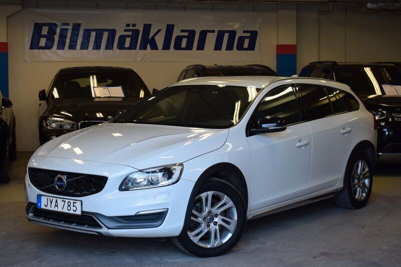 Vit Begagnad 2015 Volvo V60 CC Momentum Kombi | 122 500 kr (Dyr) - Bild 1/4