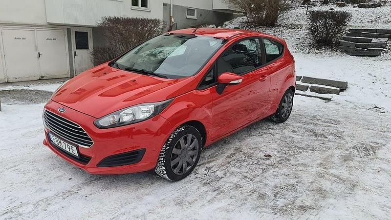 Röd Begagnad 2013 Ford Fiesta Sedan | 49 900 kr (Marknadspris) - Bild 1/4