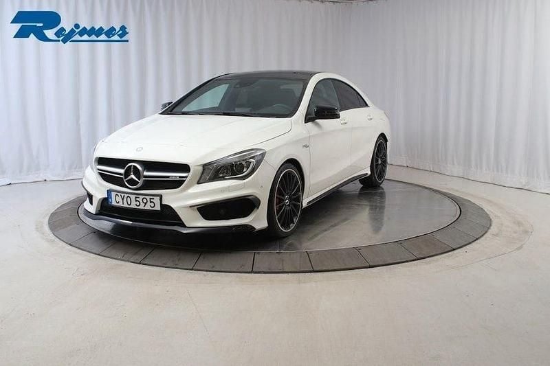 Vit Begagnad 2014 Mercedes CLA45 AMG AMG Sedan | 228 000 kr (Marknadspris) - Bild 1/4