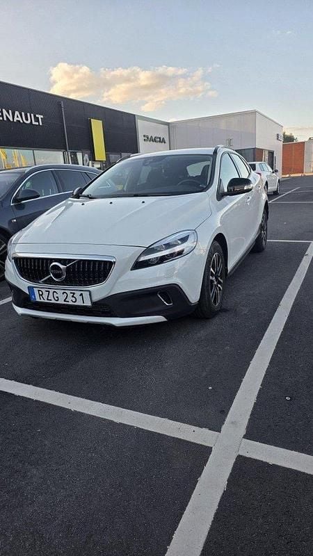 Vit Begagnad 2019 Volvo V40 CC Kinetic Kombi | 225 000 kr (Marknadspris) - Bild 1/4