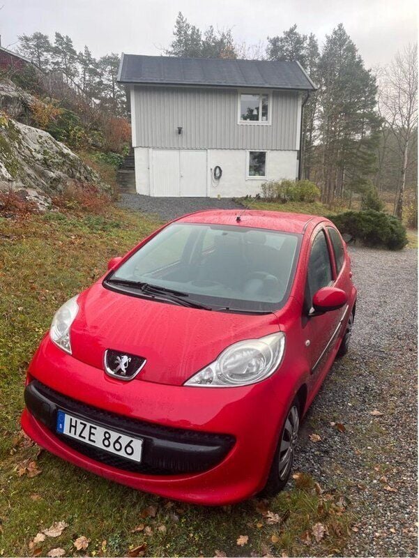 Röd Begagnad 2009 Peugeot 107 Halvkombi | 42 500 kr (Marknadspris) - Bild 1/4