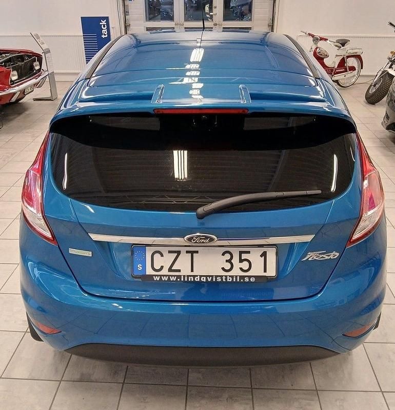 Begagnad Ford Fiesta Titanium 101 HK (74 kW) 2014 Blue candy met Halvkombi