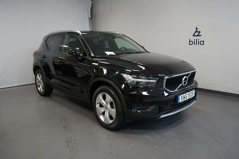 Svart Begagnad 2022 Volvo XC40 Momentum SUV | 259 900 kr (Marknadspris) - Bild 1/3