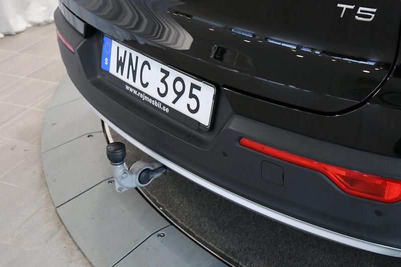 Begagnad Volvo XC40 Momentum 250 HK (183 kW) 2018 Svart SUV