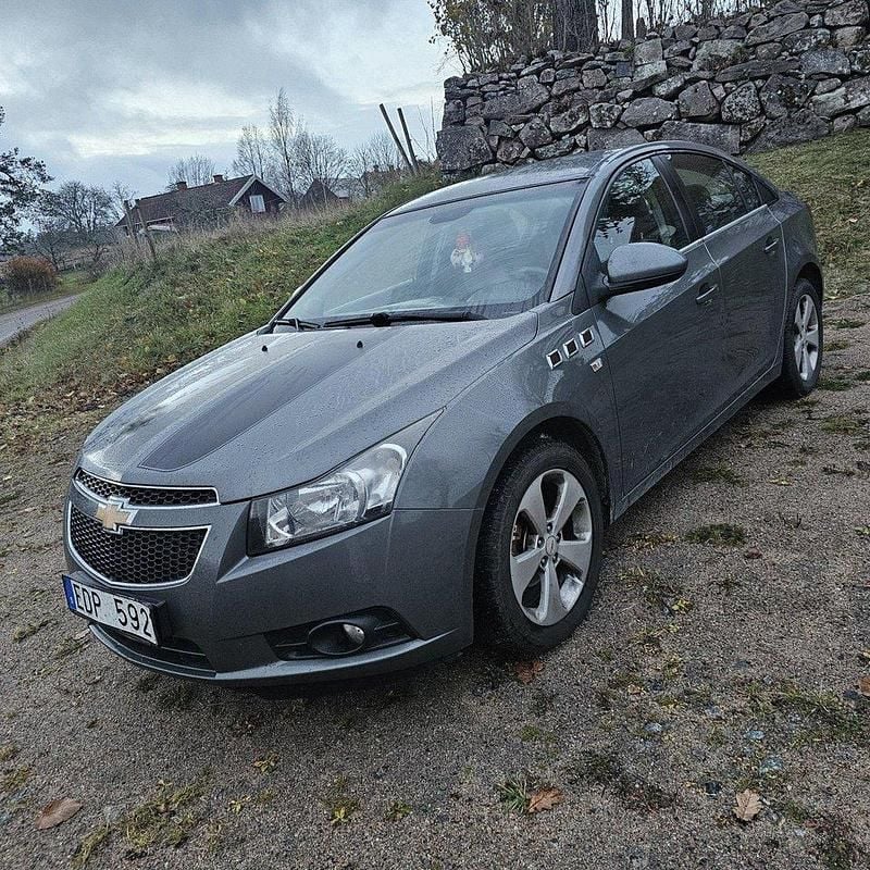 Grå Begagnad 2010 Chevrolet Cruze Sedan | 39 000 kr (Marknadspris) - Bild 1/4