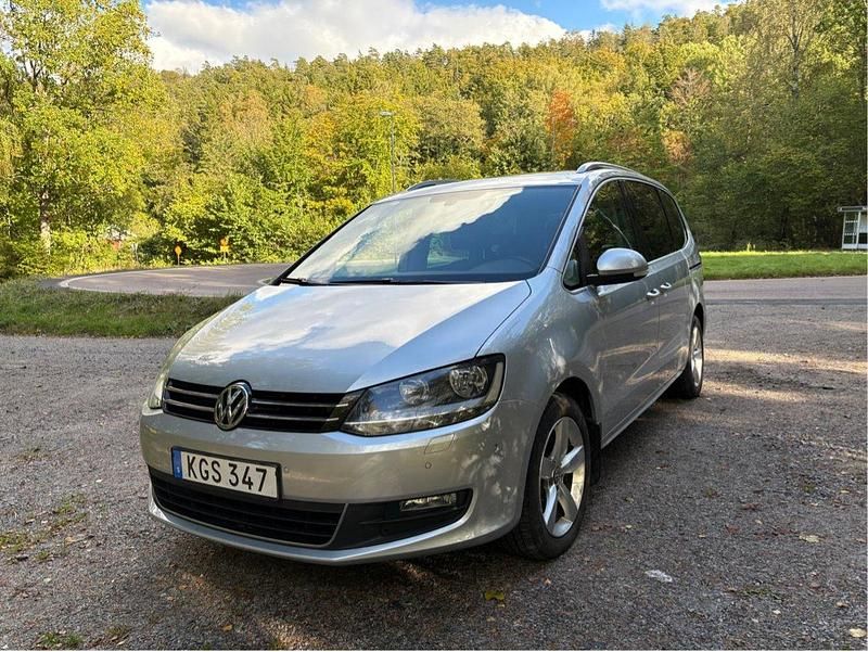Silver Begagnad 2014 VW Sharan Minibuss | 145 000 kr (Marknadspris) - Bild 1/4