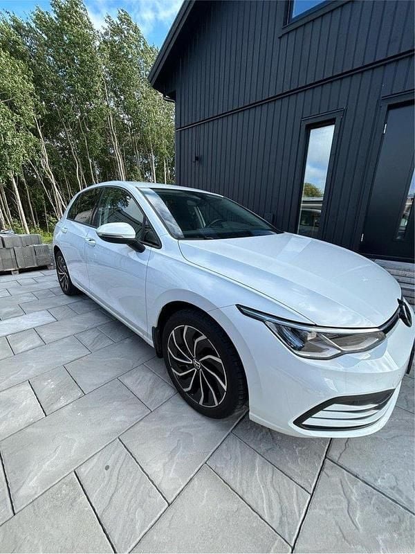 Vit Begagnad 2021 VW Golf VIII Halvkombi | 260 000 kr (Marknadspris) - Bild 1/4