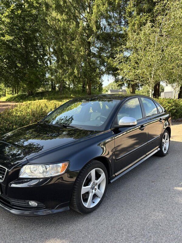 Svart Begagnad 2012 Volvo S40 R-Design Sedan | 95 000 kr - Bild 1/4