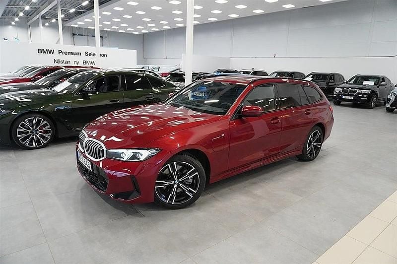 Röd Begagnad 2024 BMW 330e M Sport Kombi | 539 900 kr (Dyr) - Bild 1/4