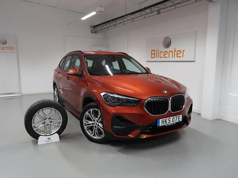 Orange Begagnad 2020 BMW X1 Sport Line SUV | 279 900 kr (Marknadspris) - Bild 1/3