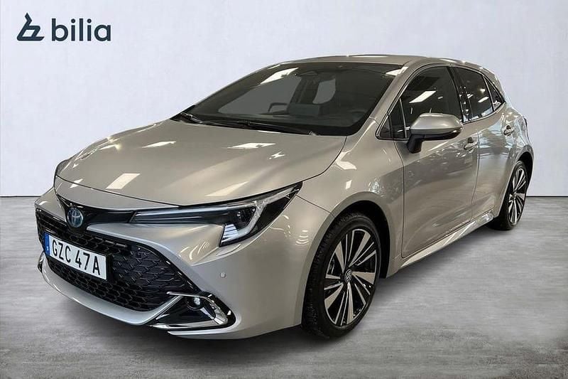 Silver Ny 2025 Toyota Corolla Hybrid Style Halvkombi | 329 900 kr (Marknadspris) - Bild 1/3
