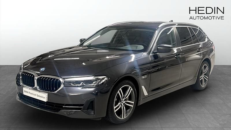 Grå (grey) Begagnad 2022 BMW 530e Kombi | 388 700 kr (Bra pris) - Bild 1/4