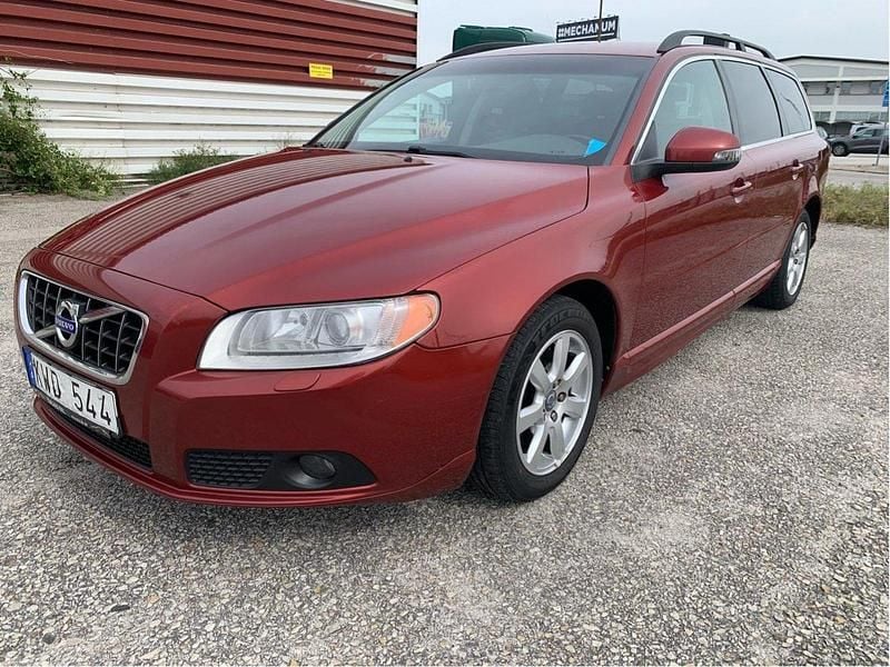 Röd Begagnad 2011 Volvo V70 Momentum Kombi | 58 000 kr (Bra pris) - Bild 1/4