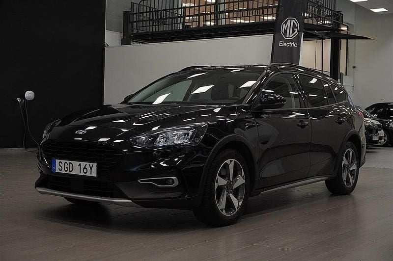 Svart Begagnad 2020 Ford Focus Active Kombi | 159 000 kr (Marknadspris) - Bild 1/4