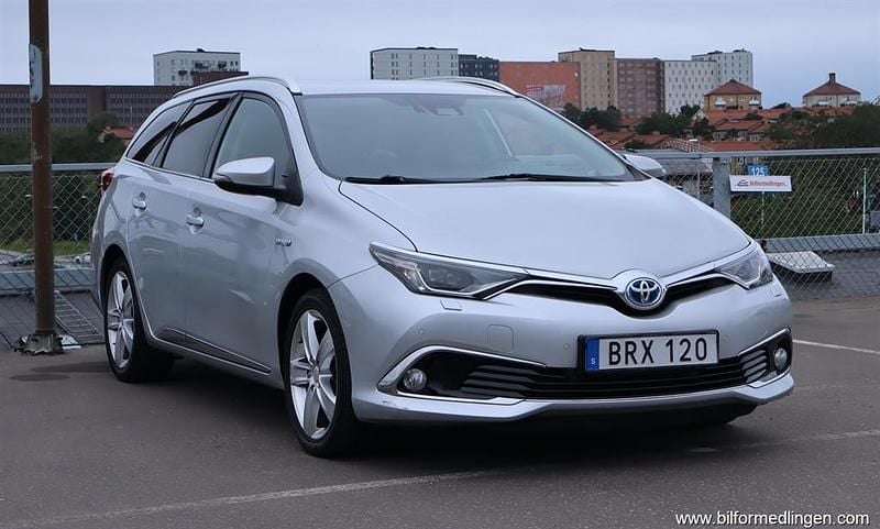 Silver samma som bilen Begagnad 2017 Toyota Auris Touring Sports Kombi | 134 900 kr (Marknadspris) - Bild 1/4