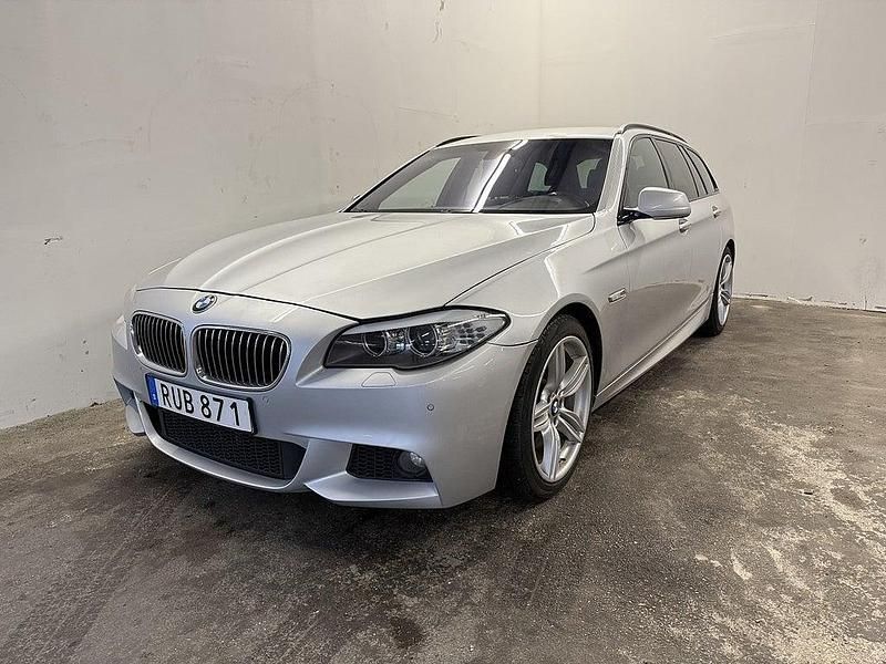 Ljusgrå Begagnad 2012 BMW 520 M Sport Kombi | 89 900 kr (Bra pris) - Bild 1/4