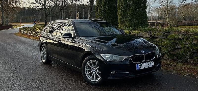 Svart Begagnad 2013 BMW 320 Sport Line Kombi | 109 000 kr (Marknadspris) - Bild 1/4