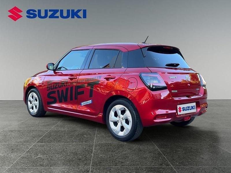 Begagnad Suzuki Swift 83 HK (61 kW) 2024 Röd Halvkombi