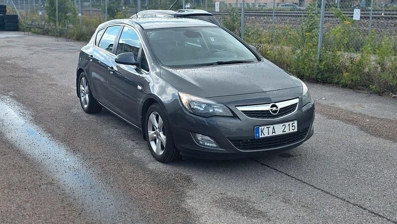 Grå Begagnad 2010 Opel Astra Enjoy Halvkombi | 34 900 kr (Marknadspris) - Bild 1/4