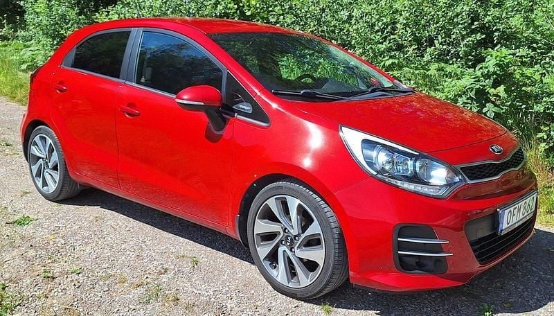 Röd Begagnad 2016 Kia Rio Halvkombi | 99 900 kr (Marknadspris) - Bild 1/3