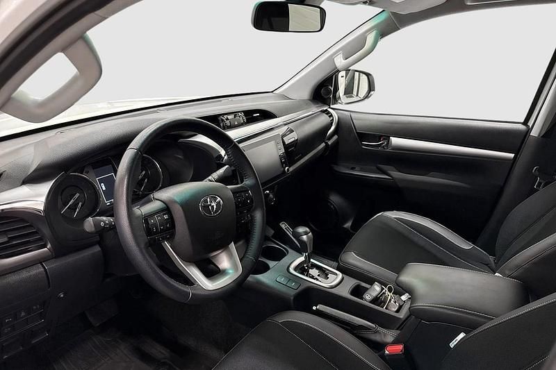 Begagnad Toyota HiLux 151 HK (111 kW) 2024 Vit Pickup