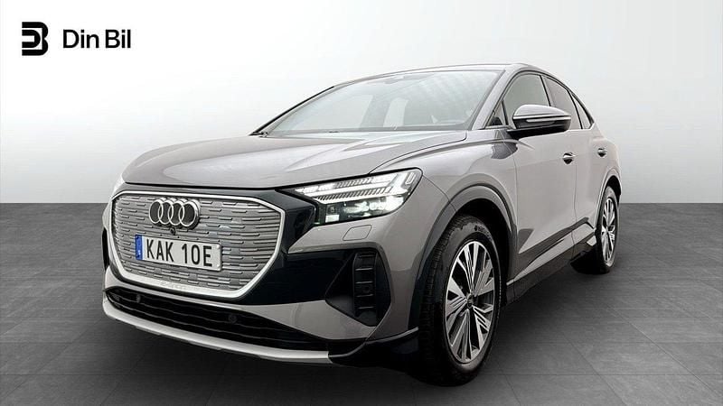 Grå Begagnad 2023 Audi Q4 Sportback e-tron Advanced Plus SUV | 469 000 kr (Marknadspris) - Bild 1/4