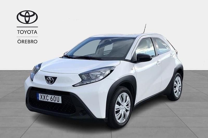 Vit Begagnad 2022 Toyota Aygo Play Halvkombi | 149 900 kr (Marknadspris) - Bild 1/3