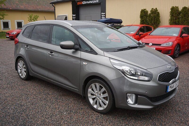 Grå Begagnad 2016 Kia Carens Minibuss | 99 900 kr (Marknadspris) - Bild 1/4