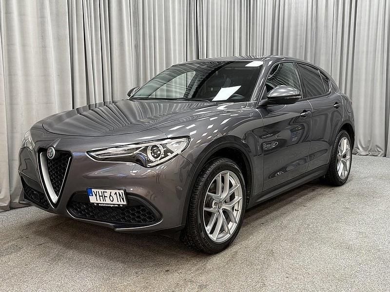 Vesuvio grey metallic Begagnad 2019 Alfa Romeo Stelvio Super SUV | 299 900 kr (Marknadspris) - Bild 1/4