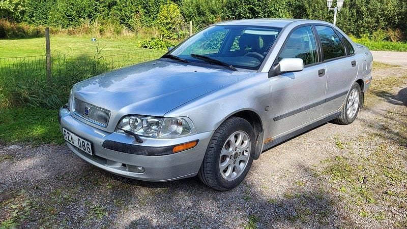 Grå Begagnad 2001 Volvo S40 Sedan | 14 000 kr (Bra pris) - Bild 1/4