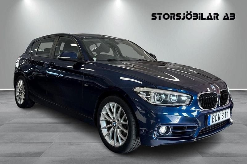 Blå Begagnad 2016 BMW 118 Sport Line Halvkombi | 169 000 kr (Marknadspris) - Bild 1/4
