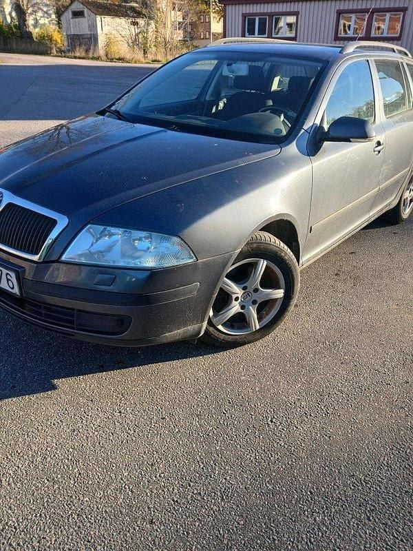Grå Begagnad 2008 Skoda Octavia Kombi | 15 500 kr (Bra pris) - Bild 1/3