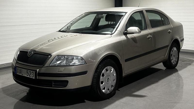 Ljusbrun Begagnad 2005 Skoda Octavia Halvkombi | 29 900 kr (Marknadspris) - Bild 1/4