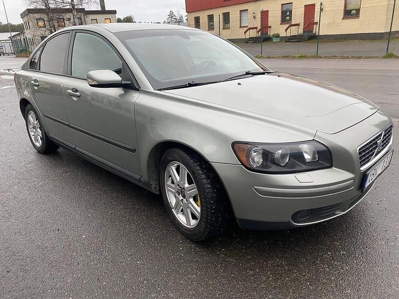 Begagnad 2006 Volvo S40 Sedan | 49 800 kr (Marknadspris) - Bild 1/4