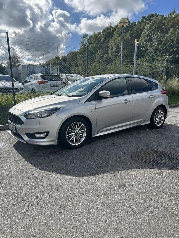 Grå Begagnad 2017 Ford Focus ST-Line Halvkombi | 89 999 kr (Marknadspris) - Bild 1/4