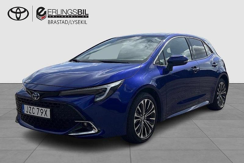 Mörkblå Begagnad 2023 Toyota Corolla Hybrid Plus Halvkombi | 299 000 kr (Marknadspris) - Bild 1/4