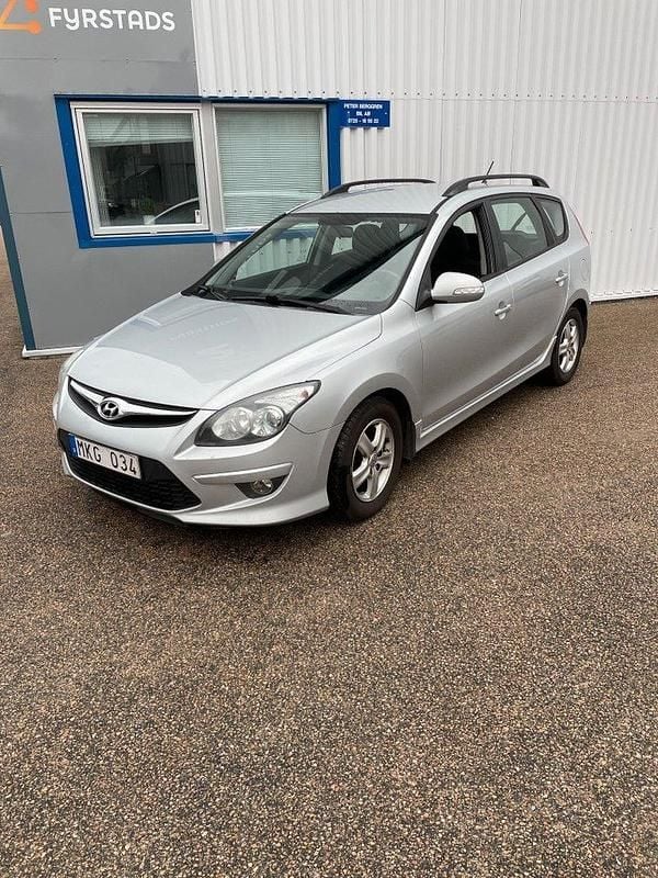 Silver (silver metallic) Begagnad 2011 Hyundai i30 Kombi | 36 000 kr (Bra pris) - Bild 1/4