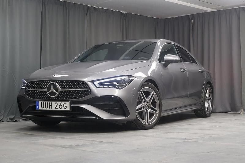 Grå Begagnad 2025 Mercedes CLA200 Sedan | 364 000 kr (Bra pris) - Bild 1/4