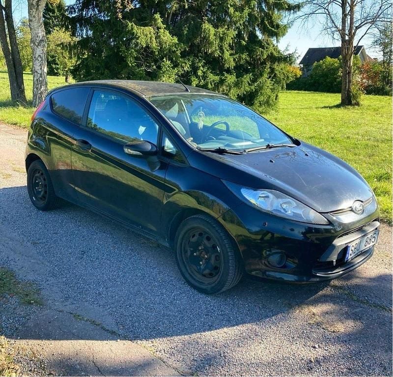 Svart Begagnad 2011 Ford Fiesta Halvkombi | 37 000 kr (Marknadspris) - Bild 1/4
