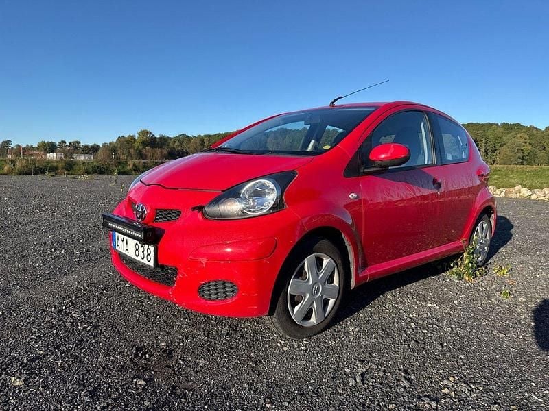 Röd Begagnad 2009 Toyota Aygo Halvkombi | 28 500 kr (Bra pris) - Bild 1/4