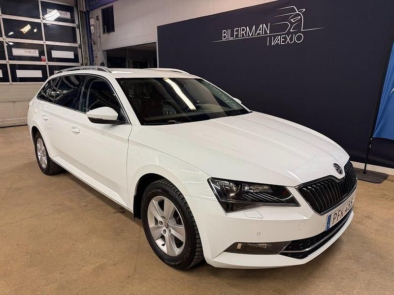 Vit Begagnad 2018 Skoda Superb Style Kombi | 179 900 kr (Dyr) - Bild 1/4