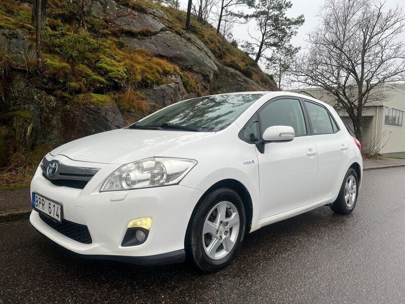Vit Begagnad 2011 Toyota Auris Hybrid Plus Halvkombi | 64 900 kr - Bild 1/4