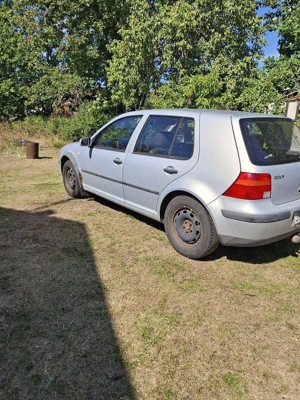 Grå Begagnad 2000 VW Golf IV Trendline Halvkombi | 6 900 kr (Bra pris) - Bild 1/4