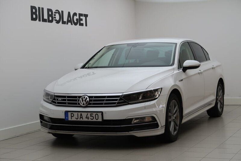 Vit Begagnad 2017 VW Passat Sedan | 189 800 kr (Marknadspris) - Bild 1/4