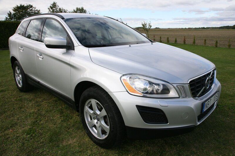 Ljusgrå (grå) Begagnad 2013 Volvo XC60 Momentum SUV | 129 000 kr (Marknadspris) - Bild 1/4