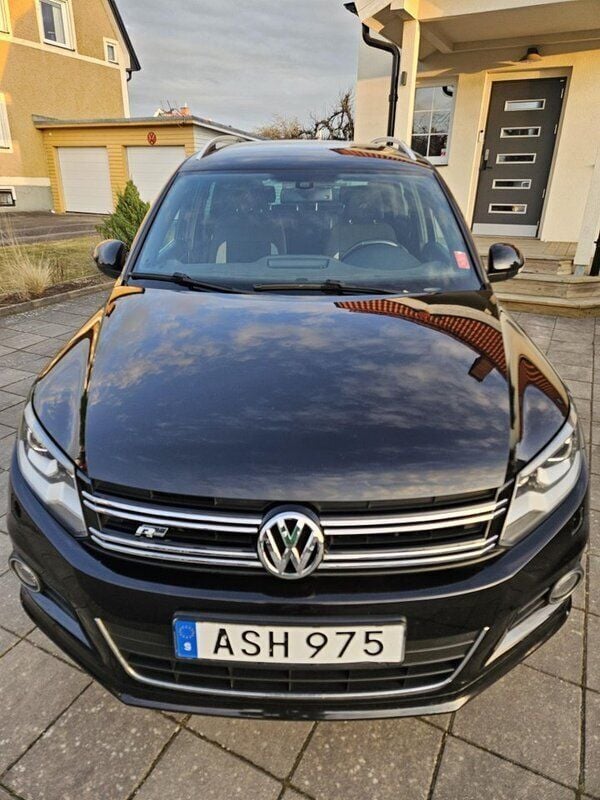 Svart Begagnad 2015 VW Tiguan R-line SUV | 97 500 kr (Bra pris) - Bild 1/4
