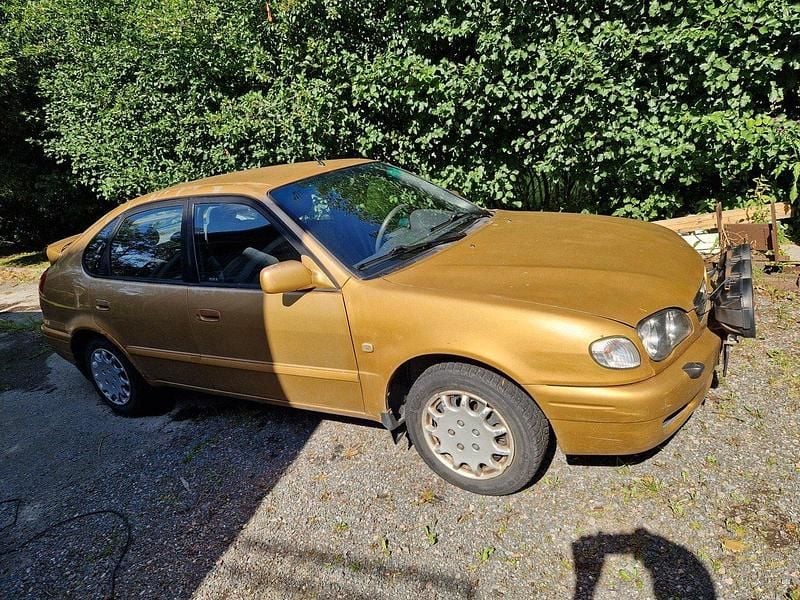 Gul Begagnad 2000 Toyota Corolla Halvkombi | 17 000 kr - Bild 1/4